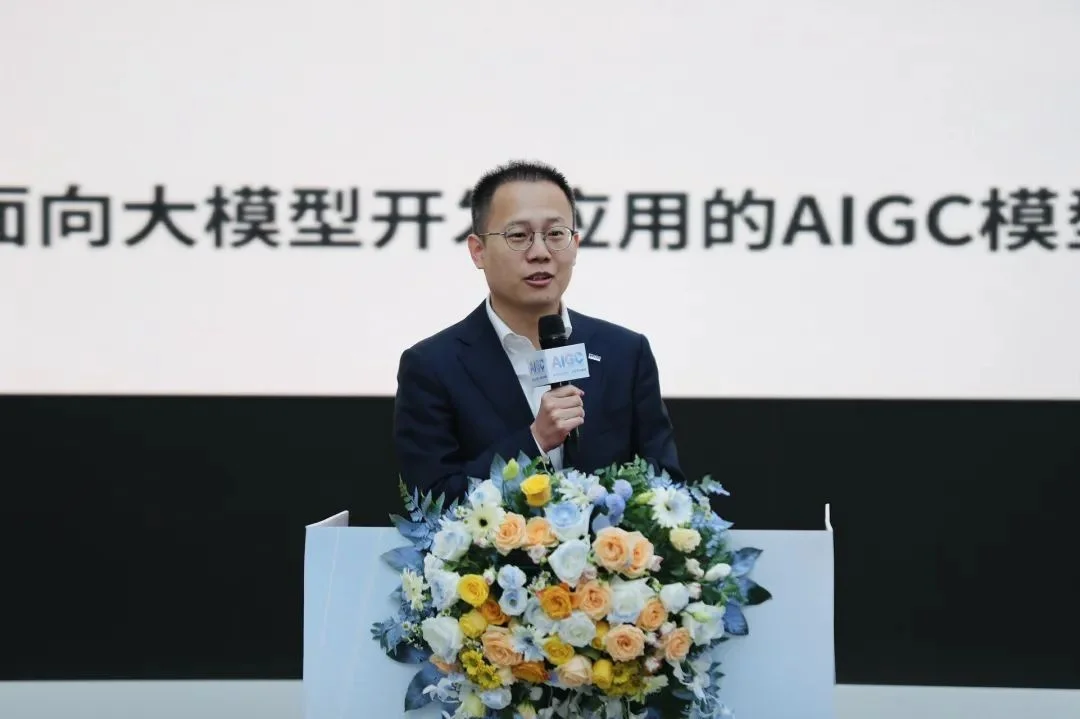 AIGC模型工厂、场景案例及“昇腾云+混合云一体机”，中软国际方案成功发布